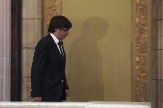Zwischen allen Stühlen: Regionalregierungschef Carles Puigdemont auf dem Weg zum katalanischen Parlament in Barcelona.