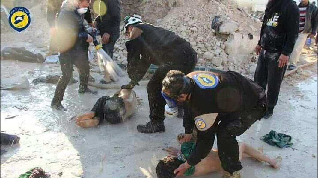 Freiwillige Helfer versorgen Opfer eines mutmaßlichen Giftgasangriffs in Chan Scheichun, Syrien. Freiwillige Helfer versorgen Opfer eines mutmaßlichen Giftgasangriffs in Chan Scheichun, Syrien.