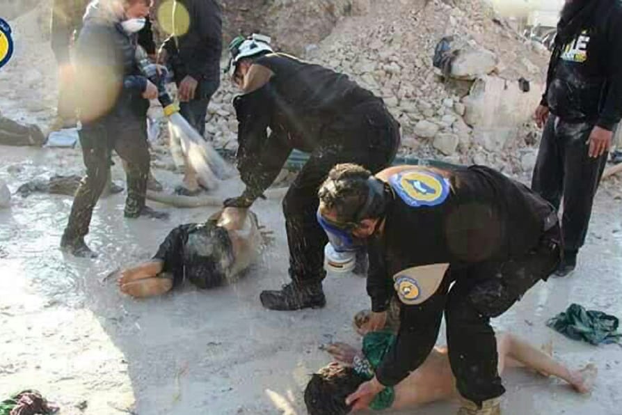 Freiwillige Helfer versorgen Opfer eines mutmaßlichen Giftgasangriffs in Chan Scheichun, Syrien.