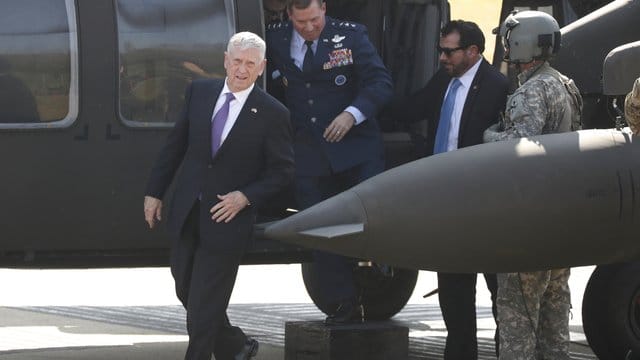 US-Verteidigungminister James Mattis in Panmunjom unweit der Grenze zwischen Süd- und Nordkorea. US-Verteidigungminister James Mattis in Panmunjom unweit der Grenze zwischen Süd- und Nordkorea.