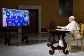 Via Videokonferenz spricht Papst Franziskus mit Astronauten der Internationalen Raumstation ISS.