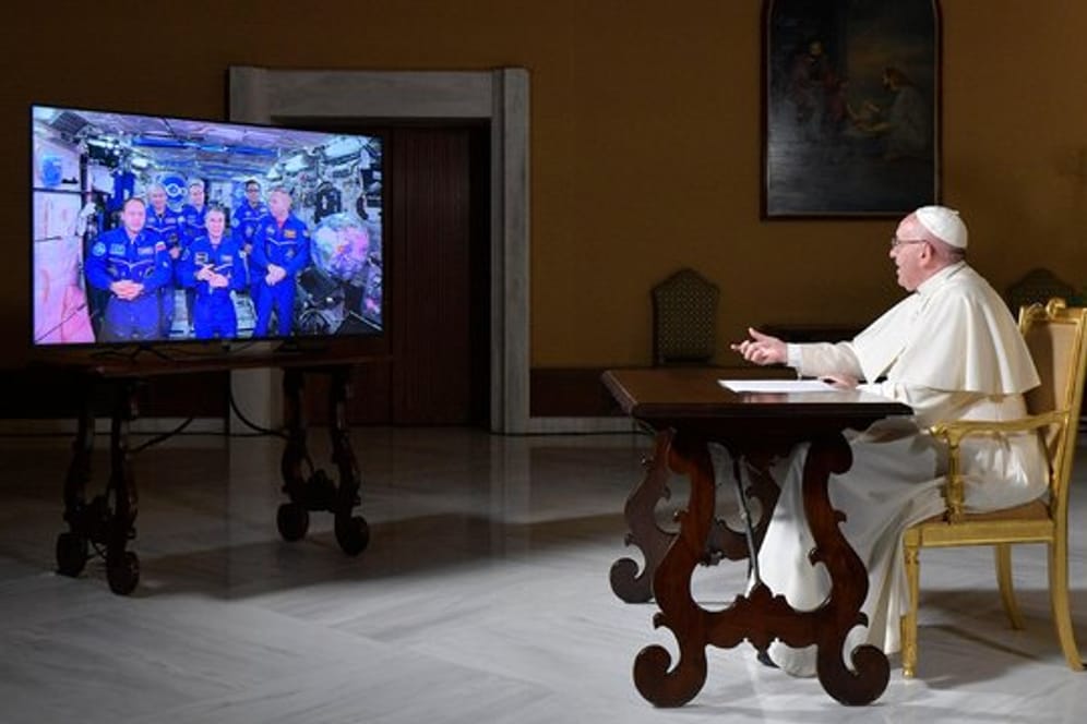 Via Videokonferenz spricht Papst Franziskus mit Astronauten der Internationalen Raumstation ISS.