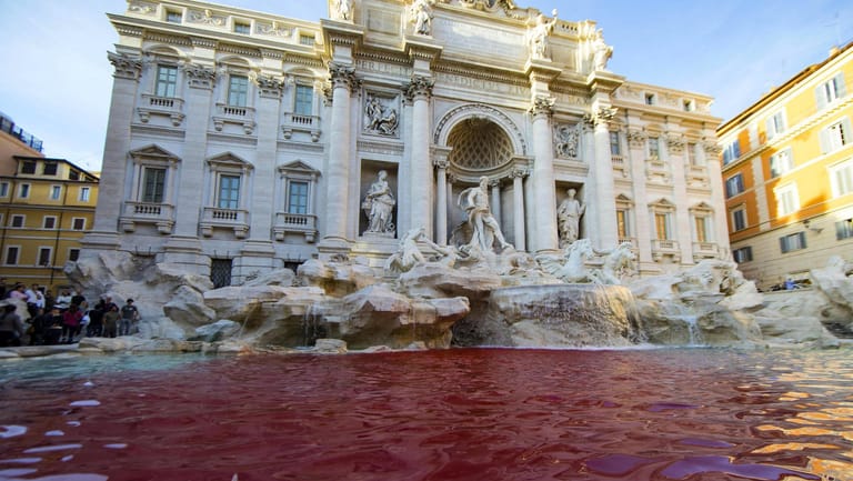 Verfärbte Touristenattraktion: Der Trevi-Brunnen in Rom.