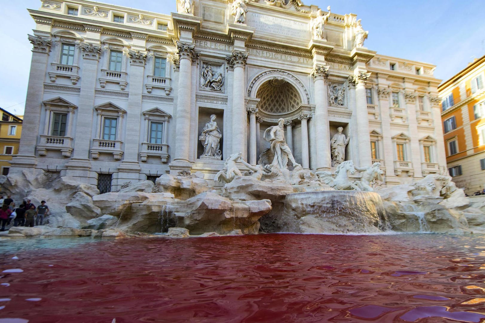 Verfärbte Touristenattraktion: Der Trevi-Brunnen in Rom.