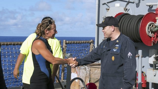 Gerettet: Der Kommandant der USS Ashland, Command Master Chief Gary Wise, heißt die Seglerin Jennifer Appel an Bord willkommen. Gerettet: Der Kommandant der USS Ashland, Command Master Chief Gary Wise, heißt die Seglerin Jennifer Appel an Bord willkommen.