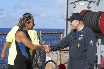 Gerettet: Der Kommandant der USS Ashland, Command Master Chief Gary Wise, heißt die Seglerin Jennifer Appel an Bord willkommen.
