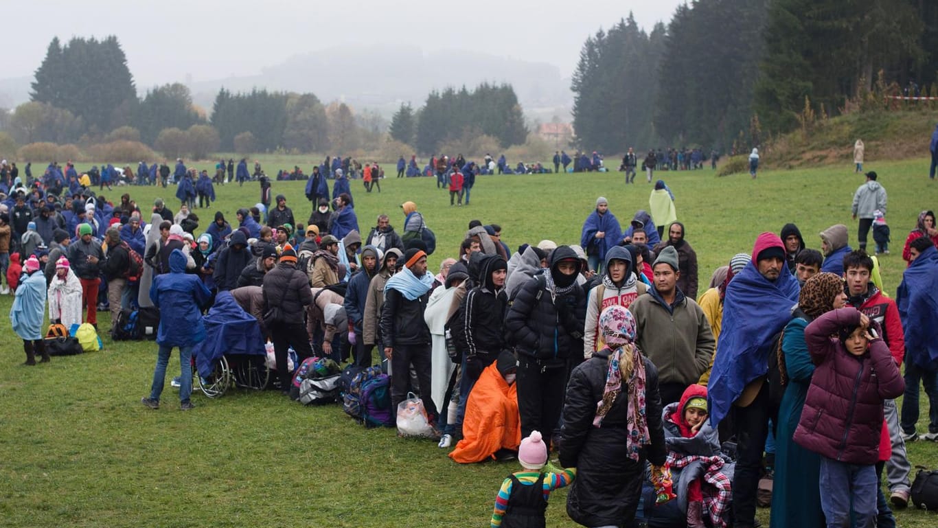 Flüchtlinge im Herbst 2015 an der deutsch-österreichischen Grenze. Aus historischer Sicht lohnt sich Migration langfristig, sagt der Historiker Philipp Ther.