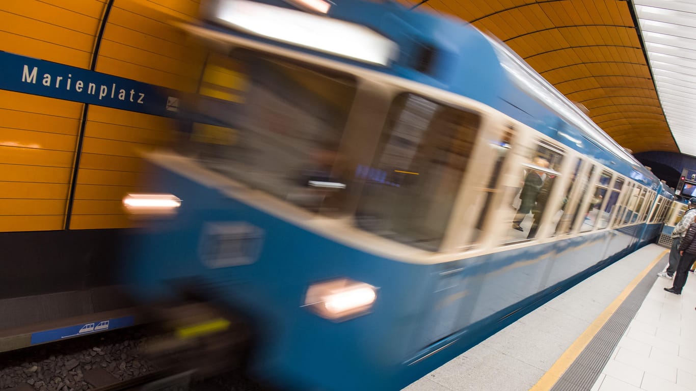 Zug fährt am U-Bahnhof Marienplatz in München ein