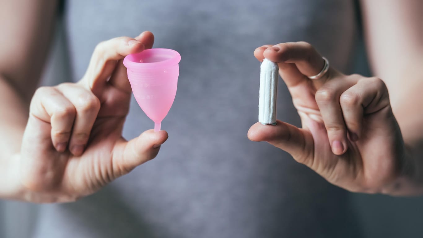 "Öko-Test" hat verschiedene Tampons und Menstruationstassen getestet – mit einem überwiegend guten Ergebnis.