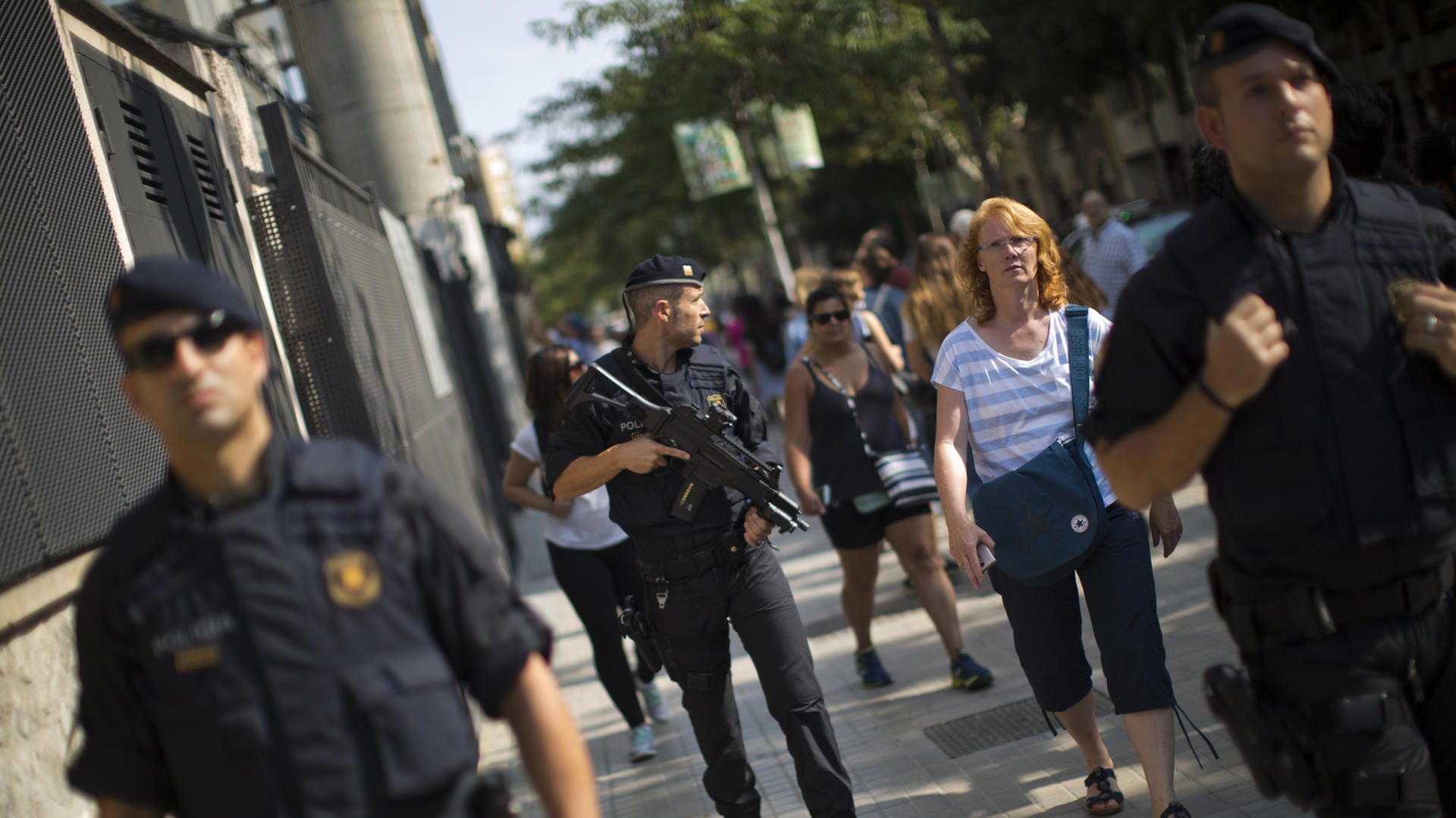 Polizisten der katalanischen «Catalan Mossos d'Esquadra» patrouillieren in Barcelona.