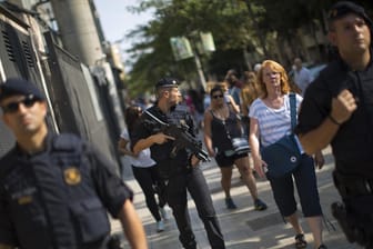 Polizisten der katalanischen «Catalan Mossos d'Esquadra» patrouillieren in Barcelona.