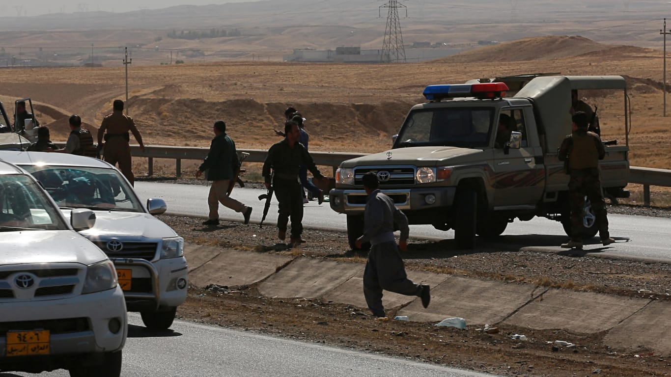 Kurdische Sicherheitskräfte ziehen sich von einem Kontrollpunkt in Altin Köprü (Irak) zurück.