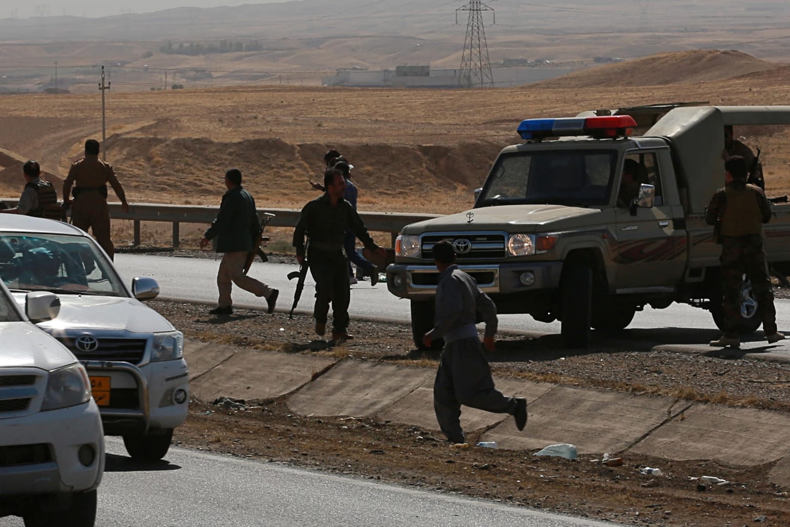 Kurdische Sicherheitskräfte ziehen sich von einem Kontrollpunkt in Altin Köprü (Irak) zurück.