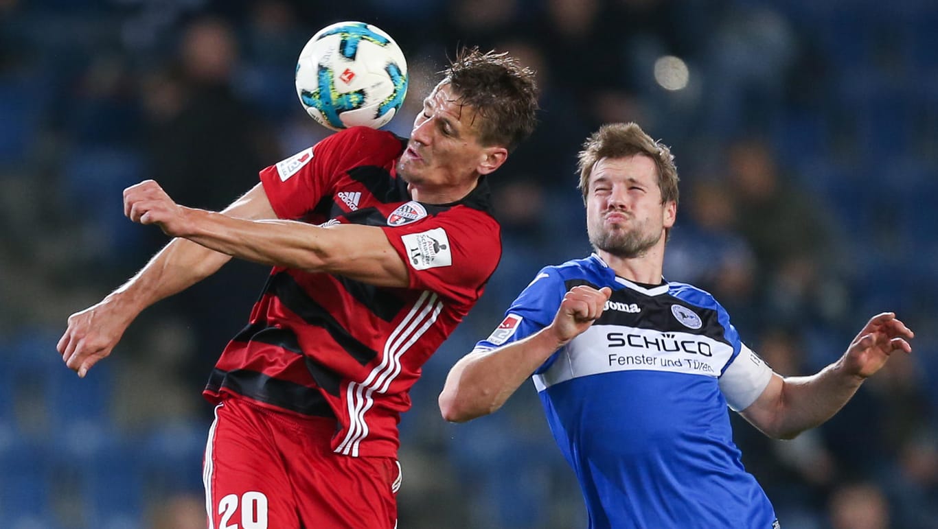Hart umkämpft: Ingolstadts Stefan Kutschke (l.) behauptet im Zweikampf den Ball gegen Bielefelds Julian Börner.