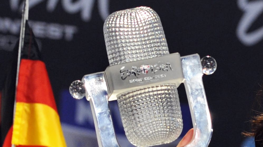 Die Siegertrophäe des ESCs wird in Oslo nach dem Eurovision Song Contest während einer Pressekonferenz gehalten. Nun gibt es neue Spielregeln für den deutschen ESC-Vorentscheid. Die Siegertrophäe des ESCs wird in Oslo nach dem Eurovision Song Contest während einer Pressekonferenz gehalten. Nun gibt es neue Spielregeln für den deutschen ESC-Vorentscheid.