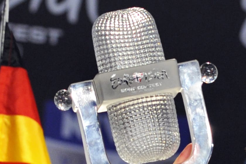 Die Siegertrophäe des ESCs wird in Oslo nach dem Eurovision Song Contest während einer Pressekonferenz gehalten. Nun gibt es neue Spielregeln für den deutschen ESC-Vorentscheid.