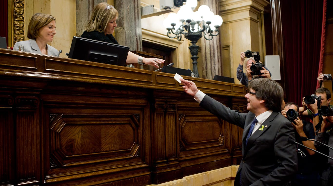 Der Chef der Regionalregierung, Carles Puigdemont, gibt im Parlament von Barcelona seine Stimme ab.