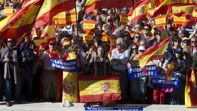 Mehrere Tausend Menschen demonstrieren in Madrid friedlich für die Einheit des Landes. Mehrere Tausend Menschen demonstrieren in Madrid friedlich für die Einheit des Landes.