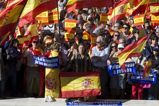 Mehrere Tausend Menschen demonstrieren in Madrid friedlich für die Einheit des Landes.