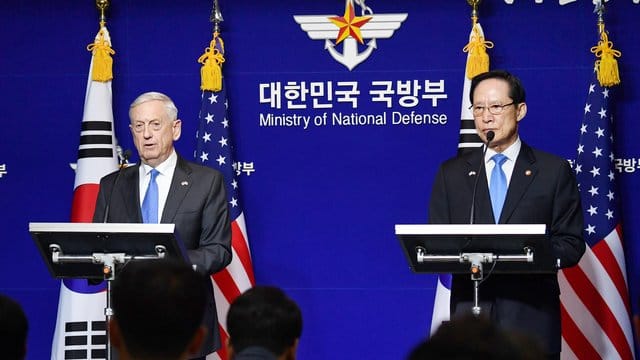 Auf jeden Einsatz mit Atomwaffen werde es eine "massive militärische Antwort" geben, sagte US-Verteidigungsminister Mattis an der Seite seines südkoreanischen Amtskollegen Song Young Moo in Seoul. Auf jeden Einsatz mit Atomwaffen werde es eine "massive militärische Antwort" geben, sagte US-Verteidigungsminister Mattis an der Seite seines südkoreanischen Amtskollegen Song Young Moo in Seoul.