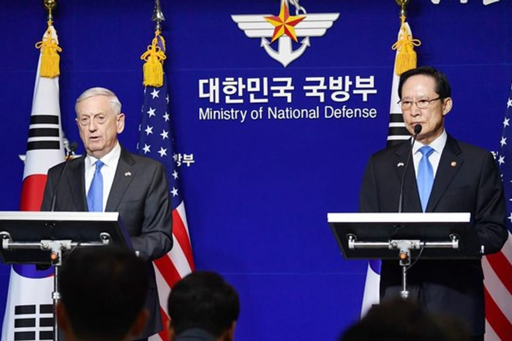 Auf jeden Einsatz mit Atomwaffen werde es eine "massive militärische Antwort" geben, sagte US-Verteidigungsminister Mattis an der Seite seines südkoreanischen Amtskollegen Song Young Moo in Seoul.