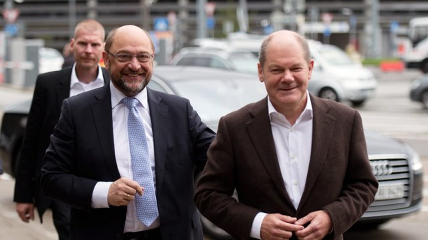 Hamburgs Erster Bürgermeister Olaf Scholz und der SPD-Vorsitzende Martin Schulz kommen zur Regionalkonferenz der SPD in Hamburg.