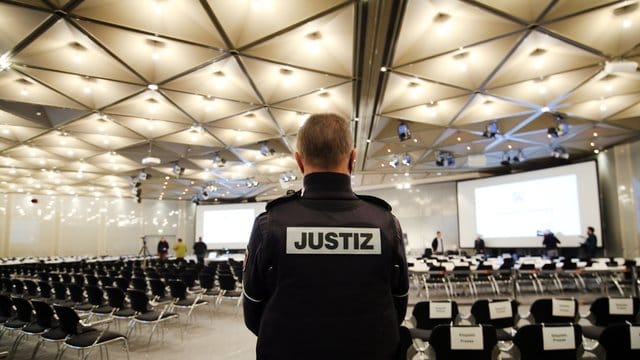 Angeklagt sind sechs Mitarbeiter der Stadt Duisburg und vier Mitarbeiter des Veranstalters. Angeklagt sind sechs Mitarbeiter der Stadt Duisburg und vier Mitarbeiter des Veranstalters.