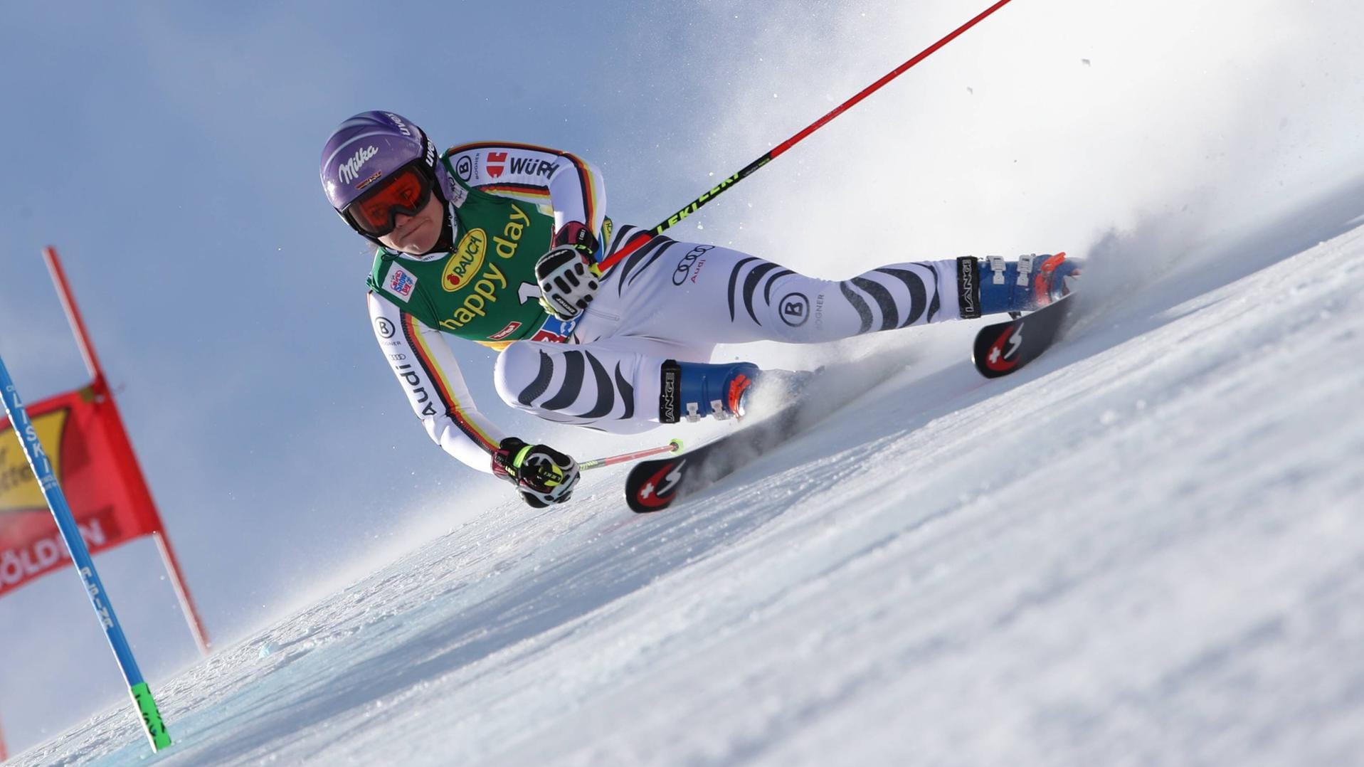 Viktoria Rebensburg feiert beim Riesenslalom in Sölden den Sieg.