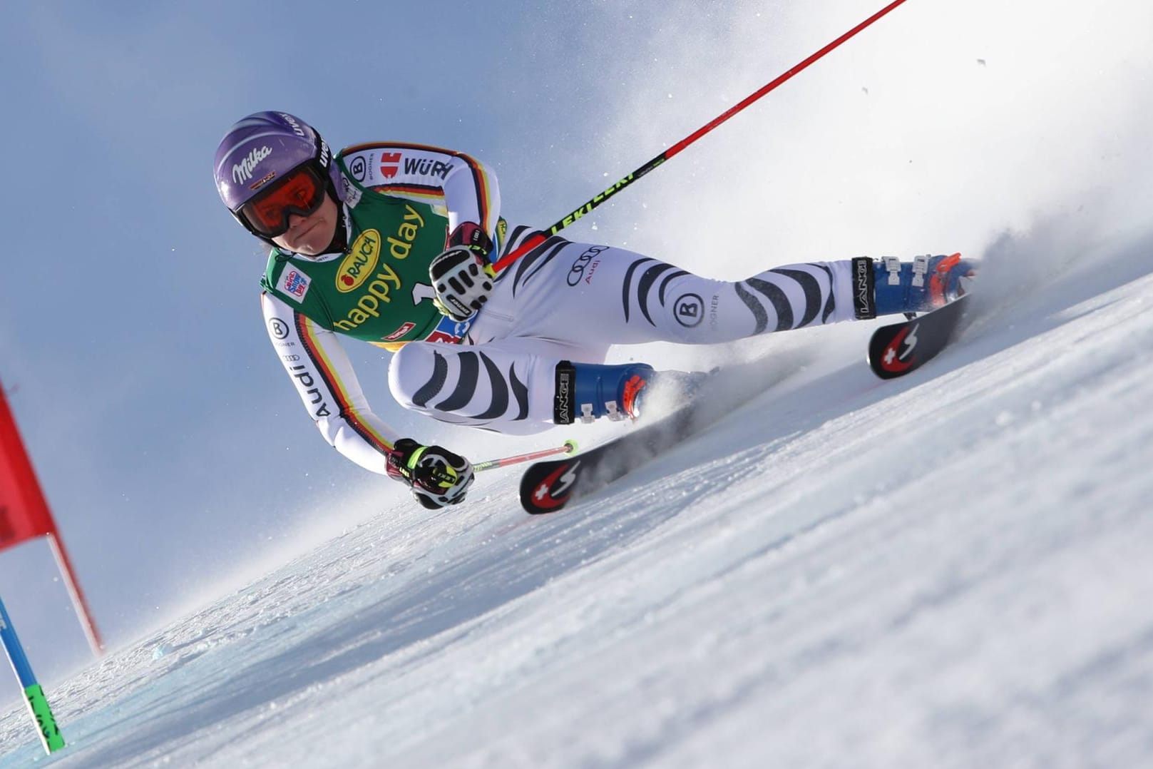 Viktoria Rebensburg feiert beim Riesenslalom in Sölden den Sieg.