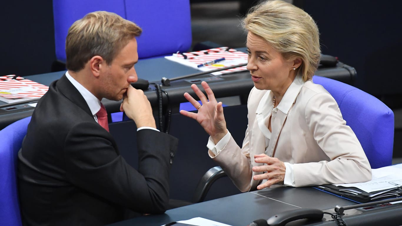 Der FDP-Vorsitzende Christian Lindner und scheidenden Verteidigungsministerin Ursula von der Leyen (CDU) sprechen bei der konstituierenden Sitzung des 19. Deutschen Bundestages.