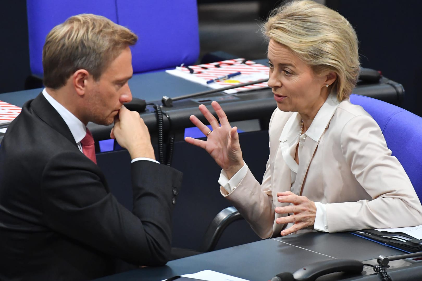 Der FDP-Vorsitzende Christian Lindner und scheidenden Verteidigungsministerin Ursula von der Leyen (CDU) sprechen bei der konstituierenden Sitzung des 19. Deutschen Bundestages.