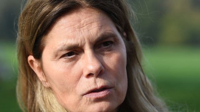 Fernsehköchin und Buchautorin Sarah Wiener betreibt seit drei Jahren einen Bio-Bauernhof in Brandenburg. Fernsehköchin und Buchautorin Sarah Wiener betreibt seit drei Jahren einen Bio-Bauernhof in Brandenburg.