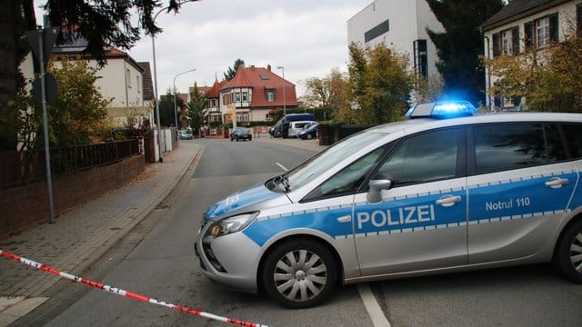 Bei einer versuchten Festnahme hat die Polizei am frühen Morgen auf einen bewaffneten Mann geschossen und ihn dabei tödlich verletzt.