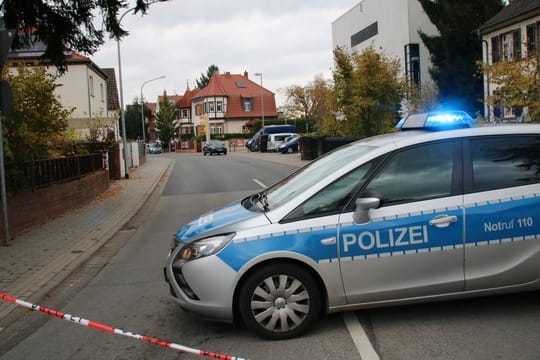 Bei einer versuchten Festnahme hat die Polizei am frühen Morgen auf einen bewaffneten Mann geschossen und ihn dabei tödlich verletzt.