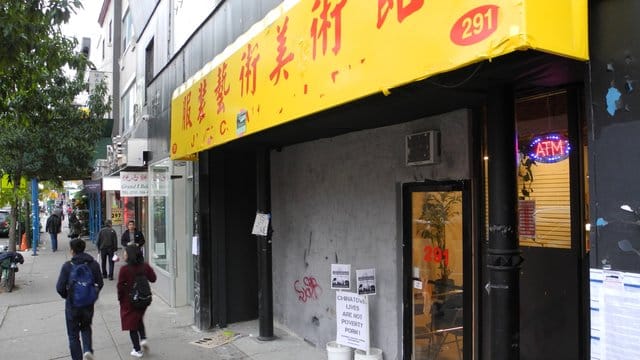Mit seiner Installation in Chinatown hat der Künstler Omer Fast einen Streit um kulturelle Identität und Gentrifizierung ausgelöst. Mit seiner Installation in Chinatown hat der Künstler Omer Fast einen Streit um kulturelle Identität und Gentrifizierung ausgelöst.