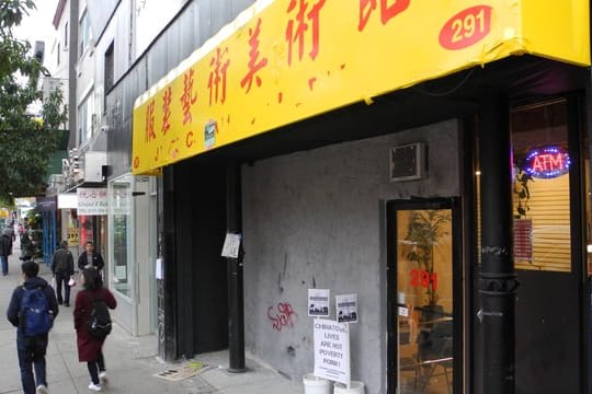 Mit seiner Installation in Chinatown hat der Künstler Omer Fast einen Streit um kulturelle Identität und Gentrifizierung ausgelöst.