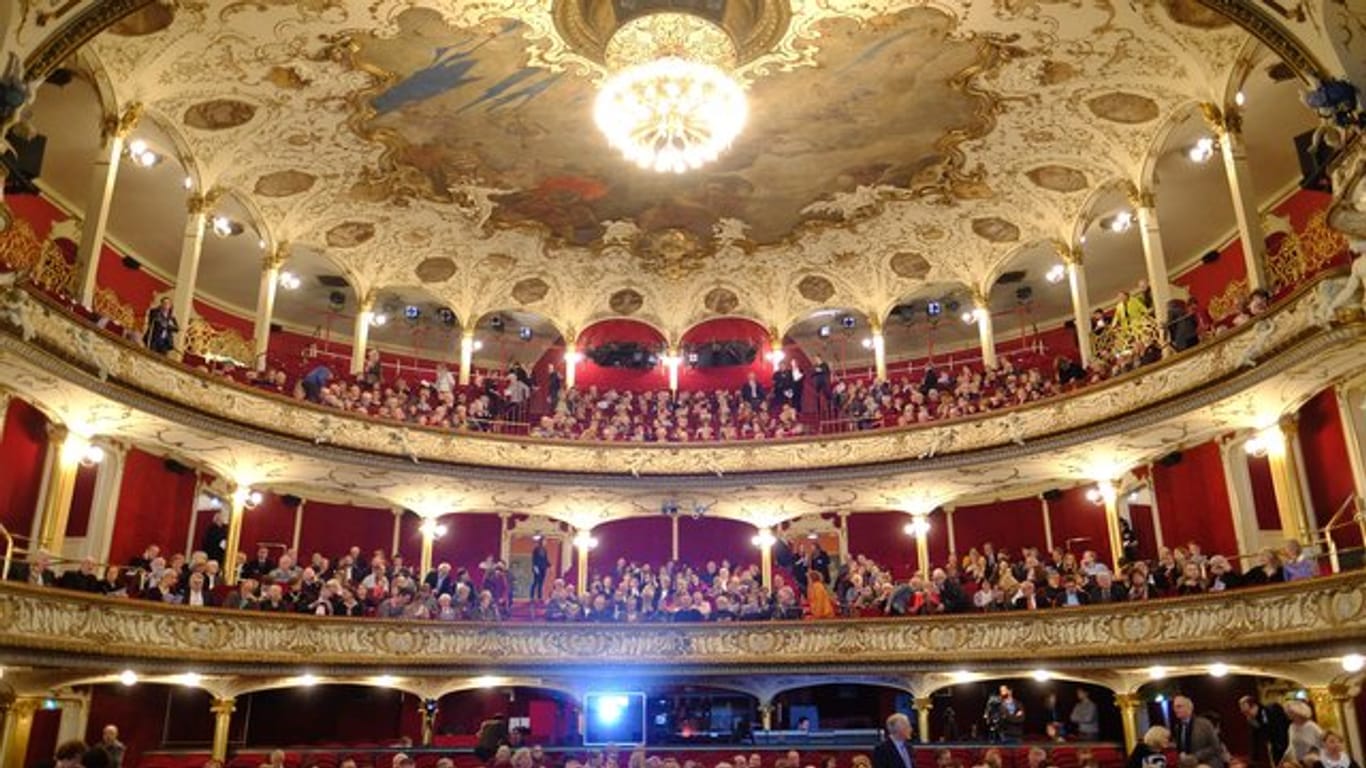Im Deutschen Schauspielhaus wird das Theaterstück "Am Königsweg" von Literaturnobelpreisträgerin Elfriede Jelinek uraufgeführt.