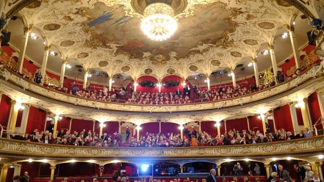 Im Deutschen Schauspielhaus wird das Theaterstück "Am Königsweg" von Literaturnobelpreisträgerin Elfriede Jelinek uraufgeführt. Im Deutschen Schauspielhaus wird das Theaterstück "Am Königsweg" von Literaturnobelpreisträgerin Elfriede Jelinek uraufgeführt.