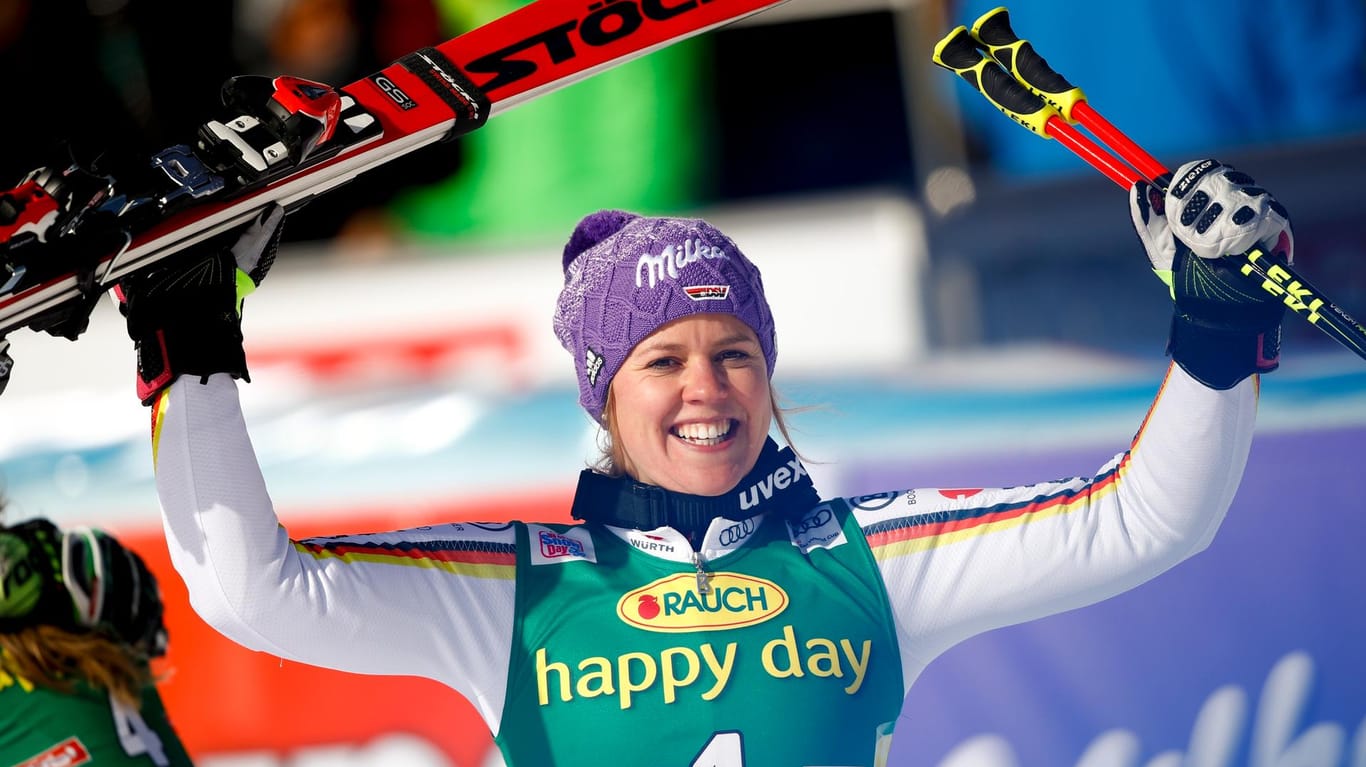 Viktoria Rebensburg ist die strahlende Siegerin beim Riesenslalom-Weltcup in Sölden.