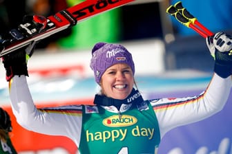 Viktoria Rebensburg ist die strahlende Siegerin beim Riesenslalom-Weltcup in Sölden.