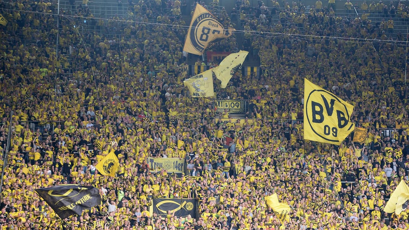 Fans von Borussia Dortmund in der Südkurve beim Spiel gegen Hertha BSC.