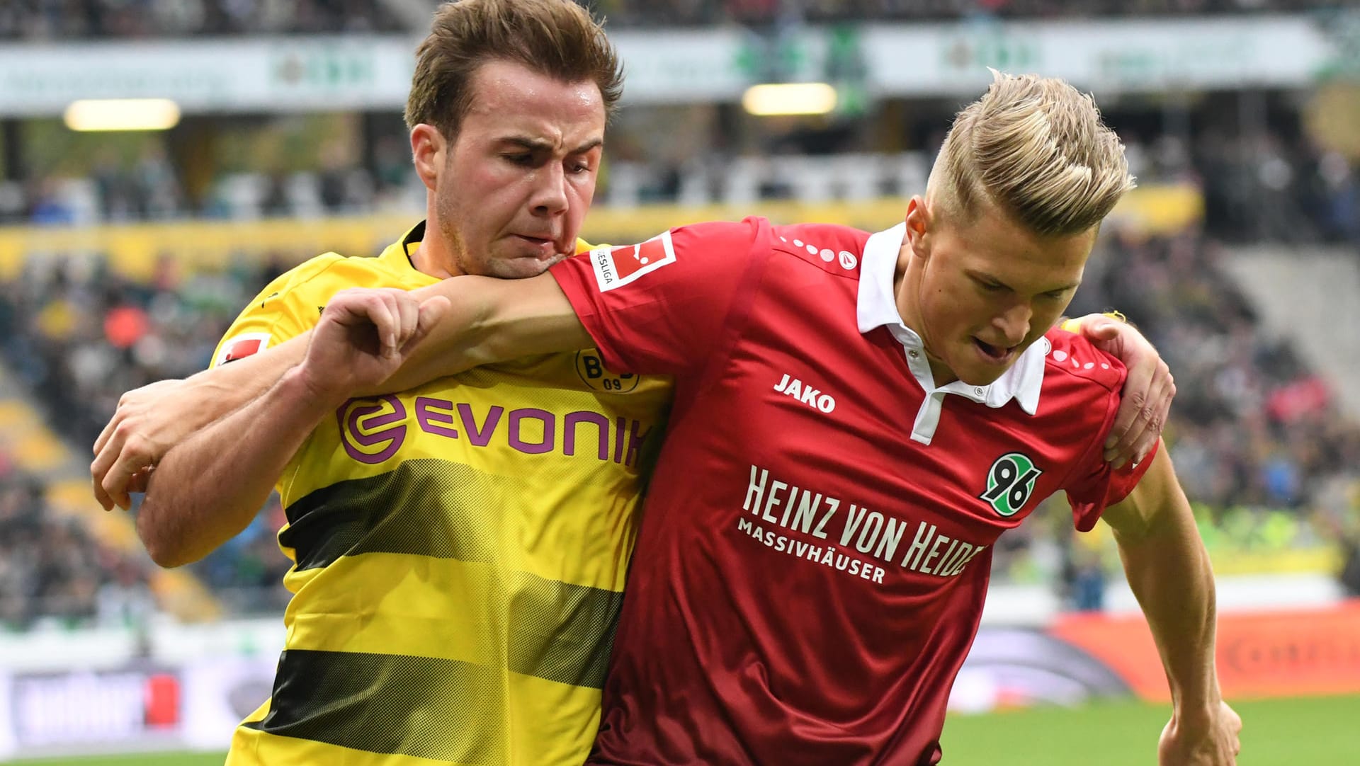 Hannovers Matthias Ostrzolek (r.) und Dortmunds Mario Götze kämpfen um den Ball. Hannovers Matthias Ostrzolek (r.) und Dortmunds Mario Götze kämpfen um den Ball.