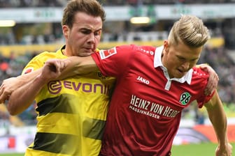 Hannovers Matthias Ostrzolek (r.) und Dortmunds Mario Götze kämpfen um den Ball.