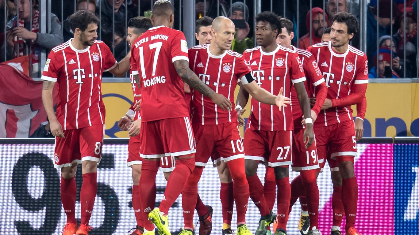 Die Bayern-Profis bejubeln das 2:0 gegen RB Leipzig.