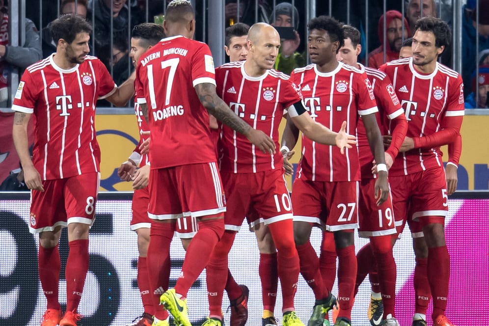Die Bayern-Profis bejubeln das 2:0 gegen RB Leipzig.