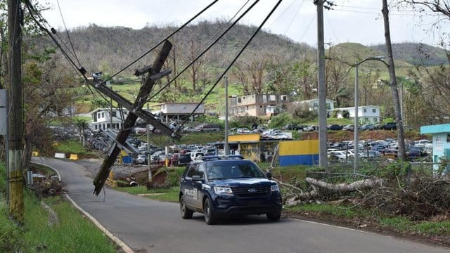 Zerstöre Stromleitungen in einer von Hurrikan "Maria" getroffenen Region in Puerto Rico. Zerstöre Stromleitungen in einer von Hurrikan "Maria" getroffenen Region in Puerto Rico.