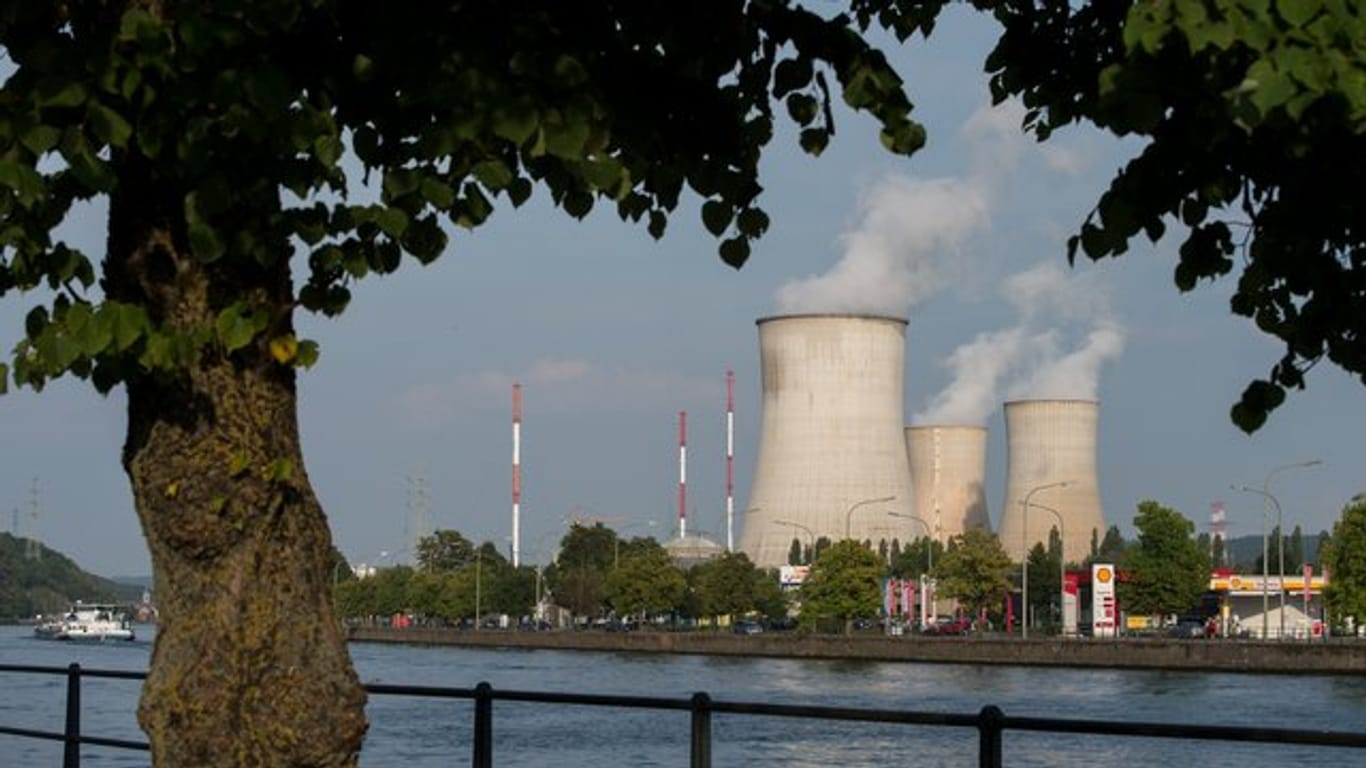 Die drei Kühltürme des Kernkraftwerks Tihange am Fluss Maas.
