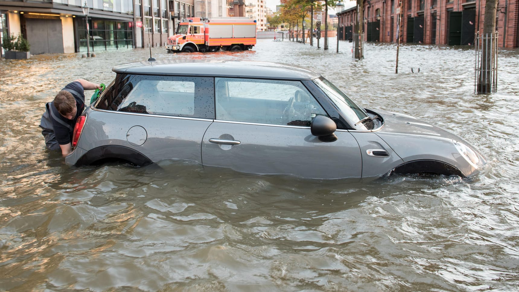 Ein Auto steht in Hamburg am Fischmarkt im Wasser.