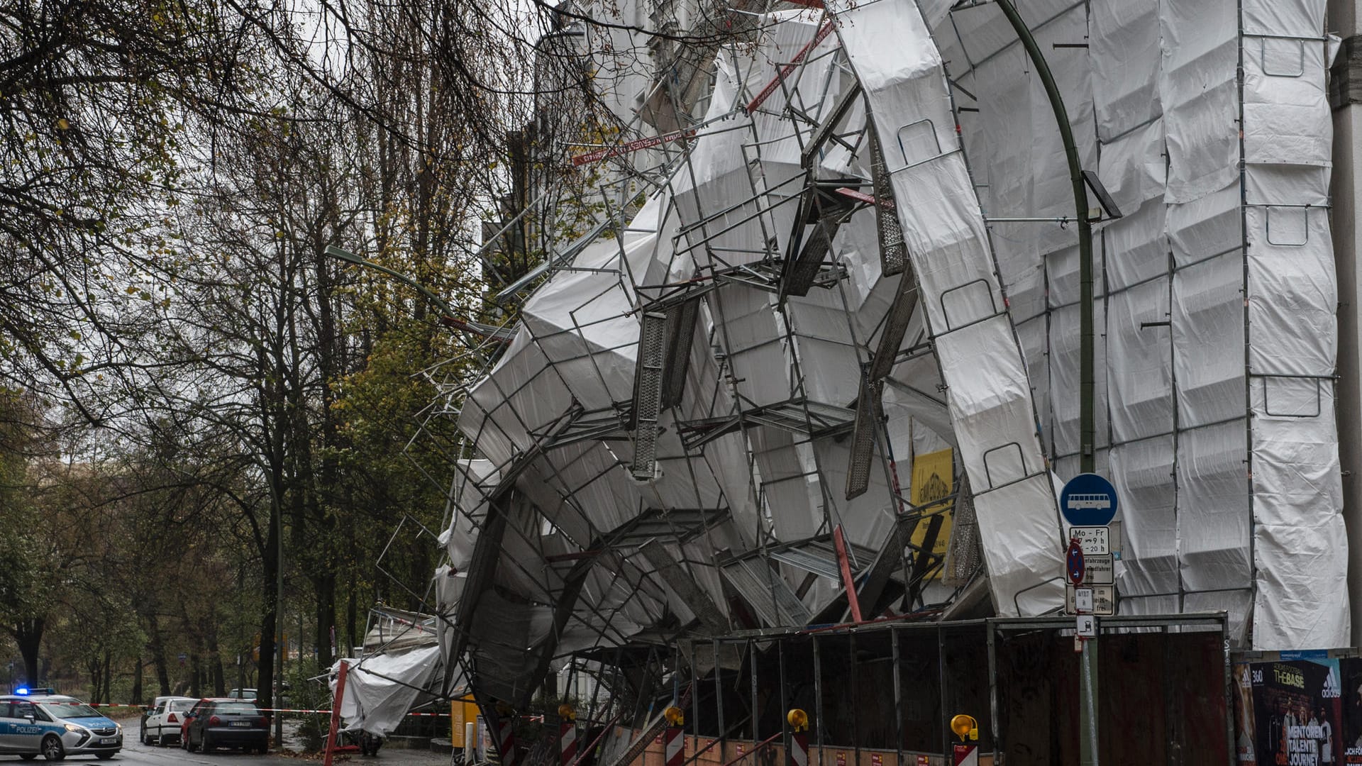 Ein durch das Sturmtief Herwart eingestürzte Baugerüst liegt in Berlin am Schöneberger Ufer auf der Straße.