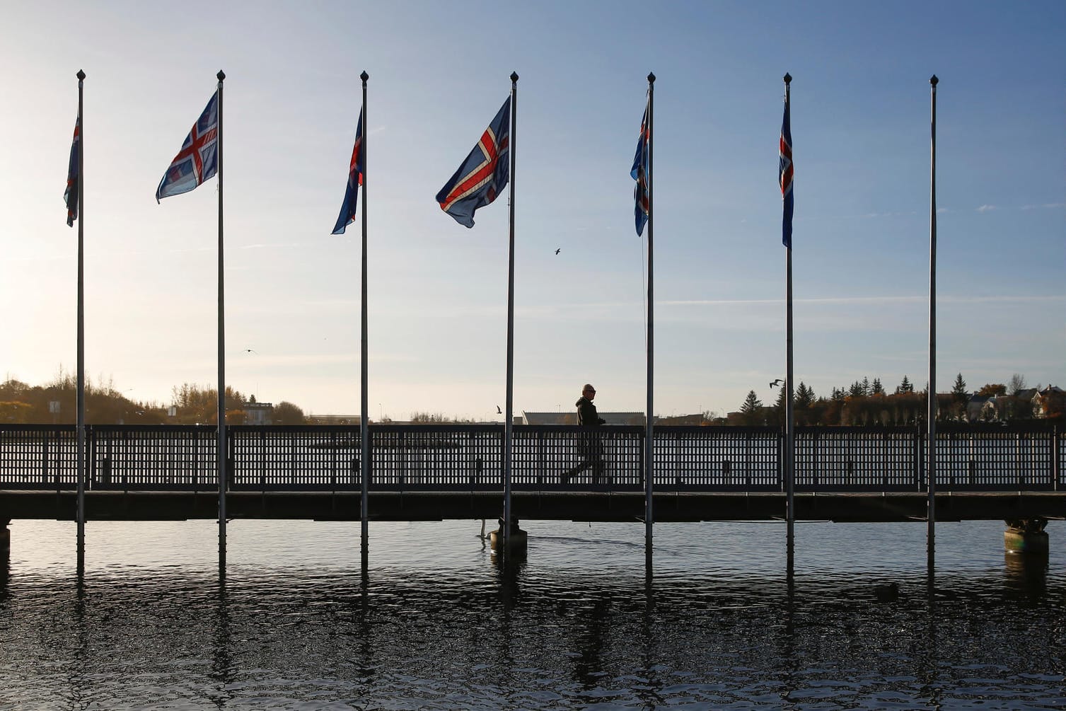 Ein Wähler geht über eine Brücke zur Parlamentswahl im Wahllokal im Rathaus von in Reykjavik. Es ist die zweite Wahl innerhalb von zwölf Monaten.